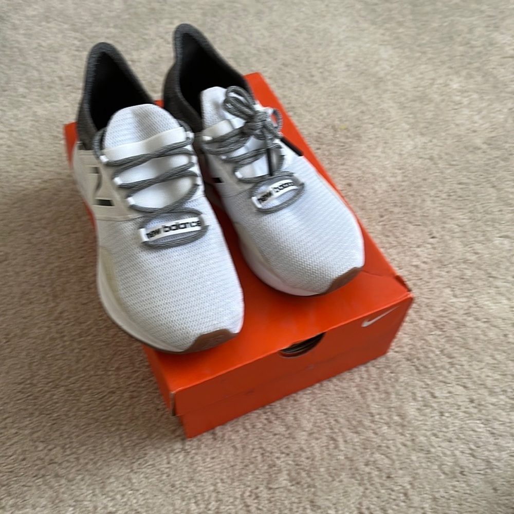 New Balance Women's Fresh Foam Roav V1 Sneaker, size 7.5 wide (no box)